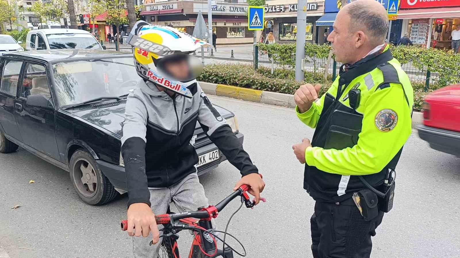 ANTALYA’NIN MANAVGAT İLÇESİNDE UYGULAMA YAPAN TRAFİK POLİSİ, DİĞER BİSİKLETLİYLE YAN YANA GELEN VE...