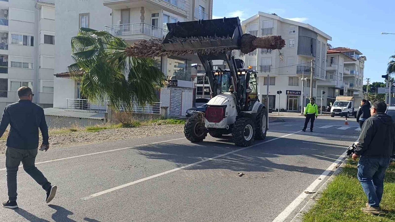 ANTALYA’NIN MANAVGAT İLÇESİNDE UZUN ZAMANDIR ARAÇ KULLANMAYAN OTOMOBİL SÜRÜCÜSÜ TEKRAR DİREKSİYON...