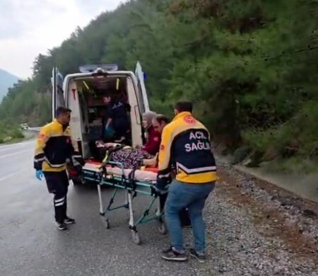 ANTALYA’NIN MANAVGAT İLÇESİNDE YAĞMUR NEDENİYLE KAYGANLAŞAN YOLDA TAKLA ATAN OTOMOBİLDE BULUNAN 2...