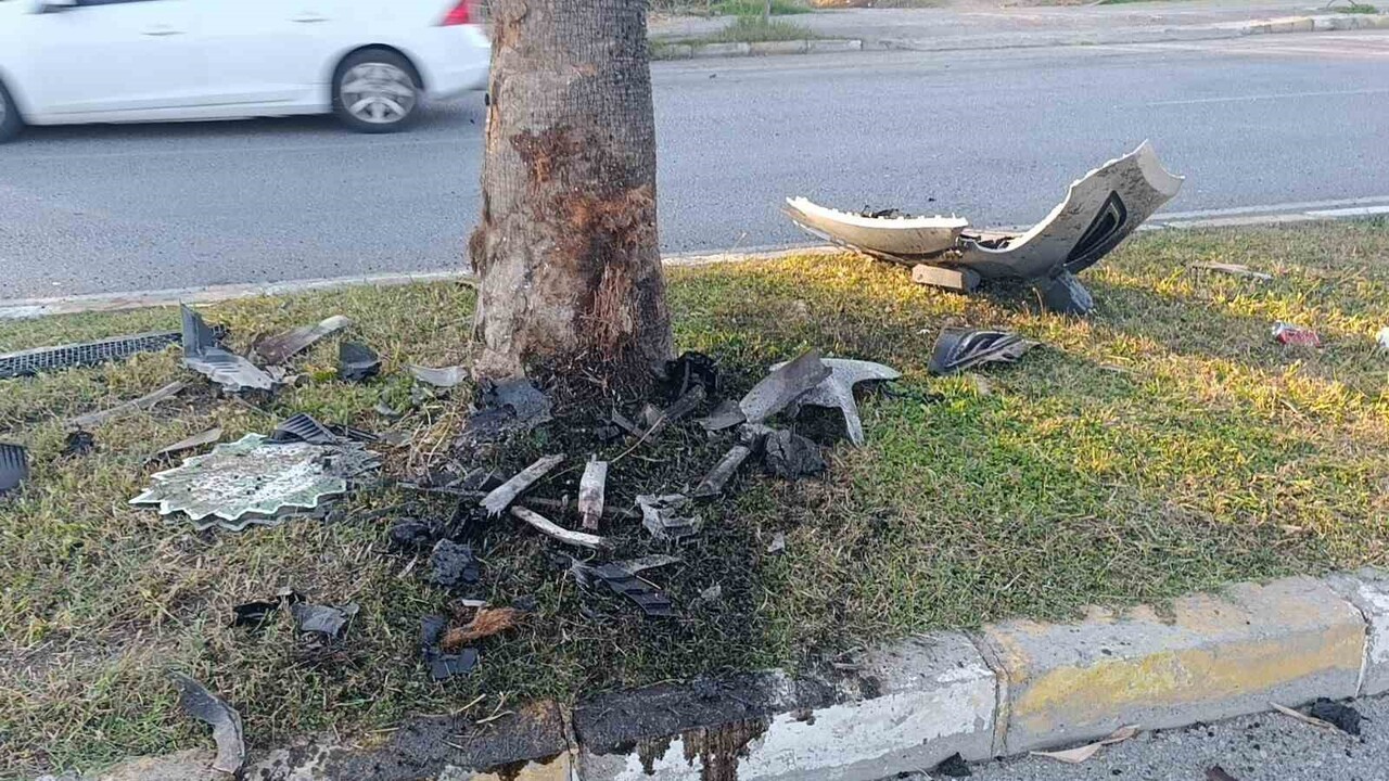 ANTALYA’NIN MANAVGAT VİRAJI ALAMAYAN OTOMOBİL REFÜJDEKİ PALMİYEYE ÇARPTI. ORTALIĞIN SAVAŞ ALANINA...