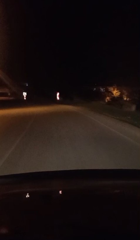 ANTALYA’NIN SERİK İLÇESİNDE MOTOSİKLET SÜRÜCÜSÜNÜN HATALI SOLLAMA YAPTIĞI SIRADA HAFİF TİCARİ...