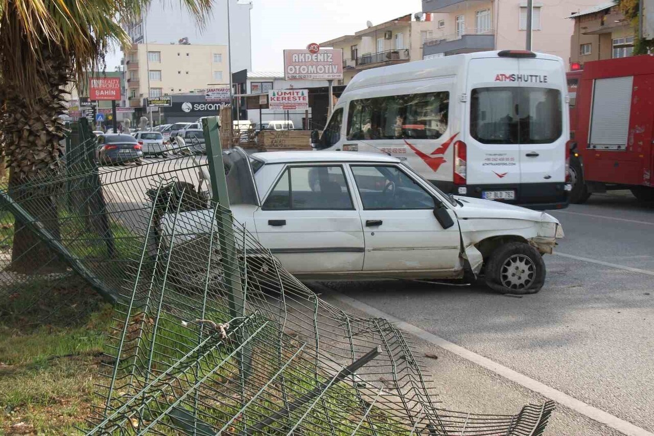 ANTALYA’NIN SERİK İLÇESİNDE YOLDAN ÇIKAN OTOMOBİL, ORTA REFÜJDE BULUNAN DEMİR KORKULUKLARA...