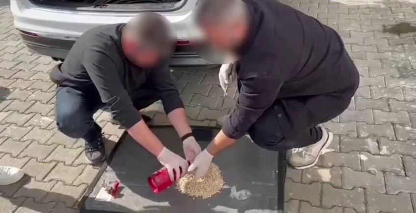 ARACIN ZULA OLARAK TABİR EDİLEN BÖLÜMLERİNDE UYUŞTURUCU MADDE BULUNDU.