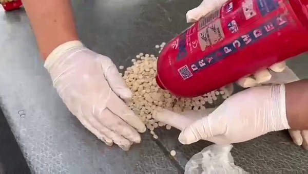 ARACIN ZULA OLARAK TABİR EDİLEN BÖLÜMLERİNDE UYUŞTURUCU MADDE BULUNDU.