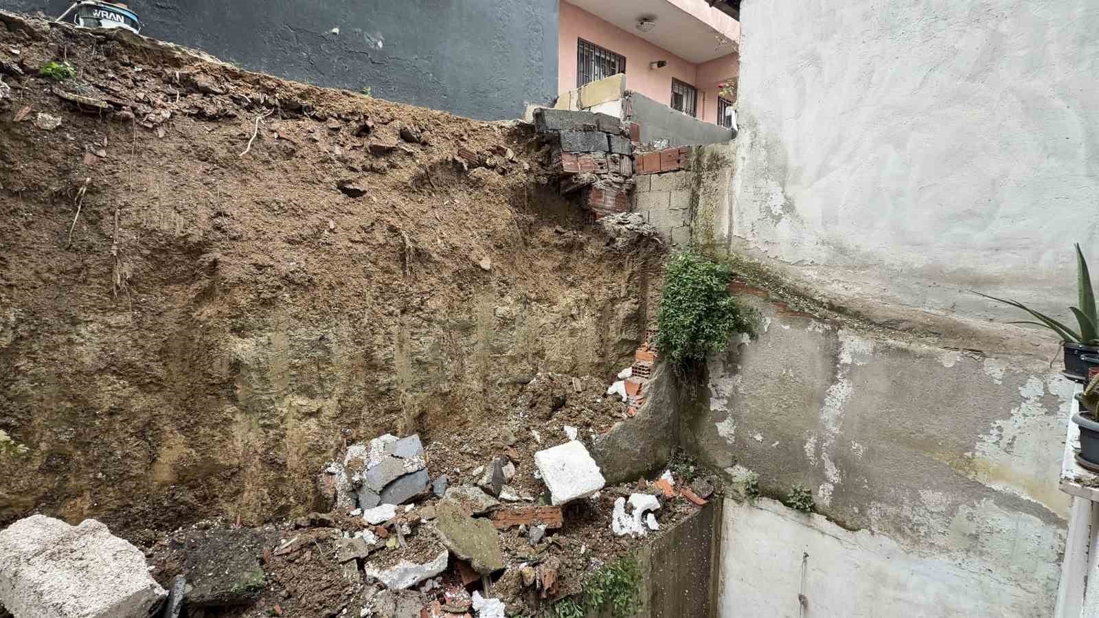 ARNAVUTKÖY'DE İKİ BİNA ARASINDA BULUNAN İSTİNAT DUVARI GECE YARISI ÇÖKTÜ