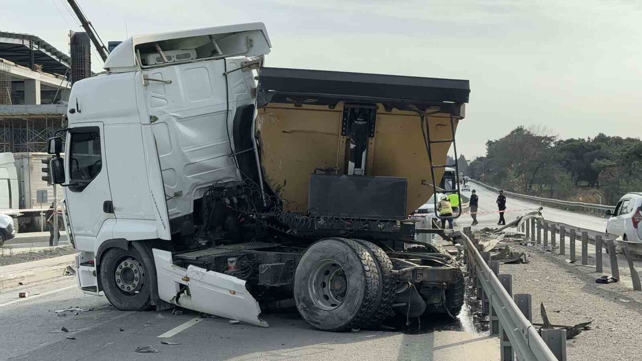 ARNAVUTKÖY’DE İKİ KAMYON ÇARPIŞTI: SÜRÜCÜ ARAÇ İÇİNDE SIKIŞTI