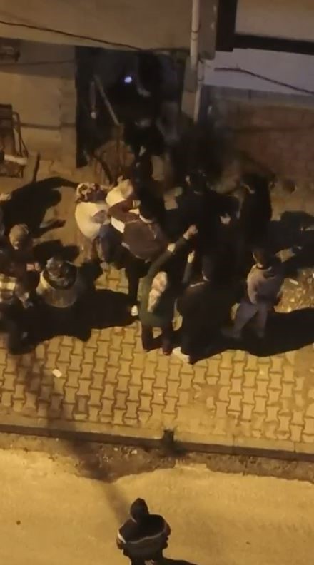 ARNAVUTKÖY’DE "GÜRÜLTÜ" NEDENİYLE İKİ GRUP ARASINDA ÇIKAN KAVGADA TARAFLAR SOPA, TEKME VE...