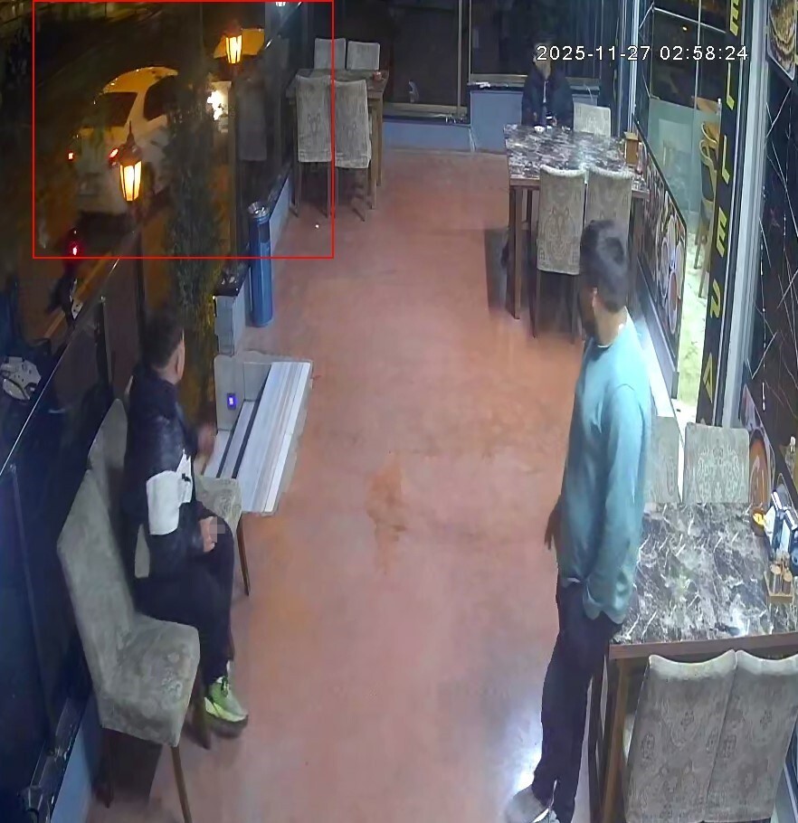 ARNAVUTKÖY İLÇESİNDE SEYİR HALİNDEKİ BİR OTOMOBİL PARK HALİNDEKİ ARACA ÇARPTIKTAN SONRA...