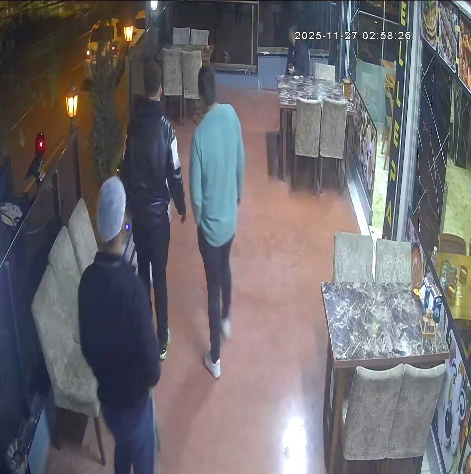 ARNAVUTKÖY İLÇESİNDE SEYİR HALİNDEKİ BİR OTOMOBİL PARK HALİNDEKİ ARACA ÇARPTIKTAN SONRA...