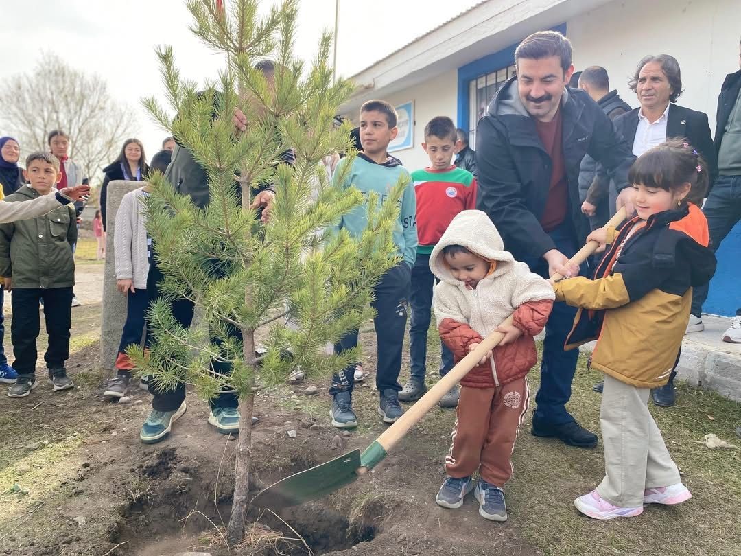 ARPAÇAY’DA MİLLİ AĞAÇLANDIRMA GÜNÜ’NDE FİDANLAR TOPRAKLA BULUŞTU(KARS-İHA)