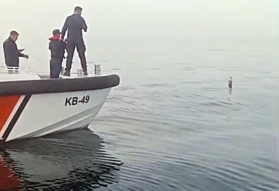 ARTVİN'İN HOPA İLÇESİ AÇIKLARINDA BALIKÇILAR TARAFINDAN DENİZDE SU ÜSTÜNDE DURAN TANIMLANAMAYAN...