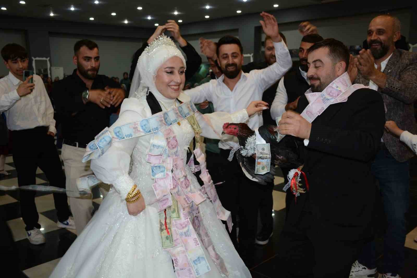 ARTVİN’DE DÜZENLENEN BİR DÜĞÜNDE DAMADIN ARKADAŞLARI, TAYLAND’DAN GETİRDİKLERİ CANLI TAVUK VE...