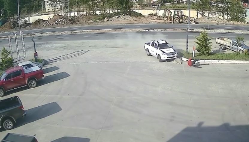 ARTVİN’İN HOPA İLÇESİNDE BİR AKARYAKIT İSTASYONU ÇALIŞANI, KONTROLDEN ÇIKAN BİR OTOMOBİLİN...