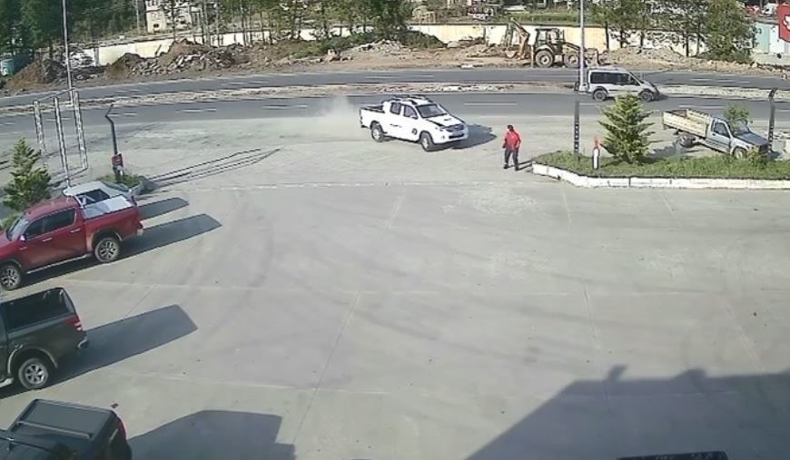 ARTVİN’İN HOPA İLÇESİNDE BİR AKARYAKIT İSTASYONU ÇALIŞANI, KONTROLDEN ÇIKAN BİR OTOMOBİLİN...