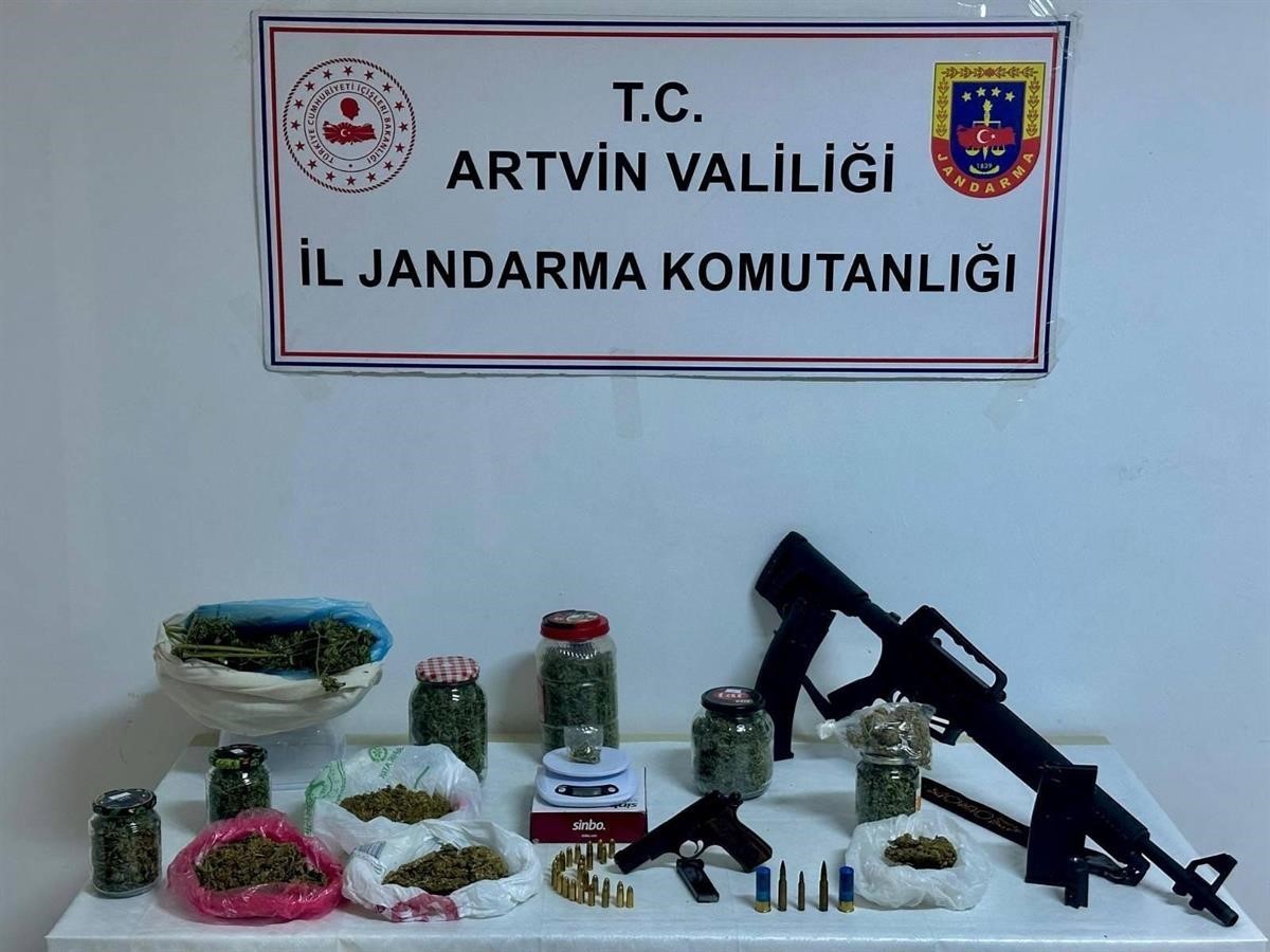 ARTVİN’İN KEMALPAŞA İLÇESİNDE JANDARMA EKİPLERİNCE DÜZENLENEN UYUŞTURUCU OPERASYONUNDA ÇEŞİTLİ...