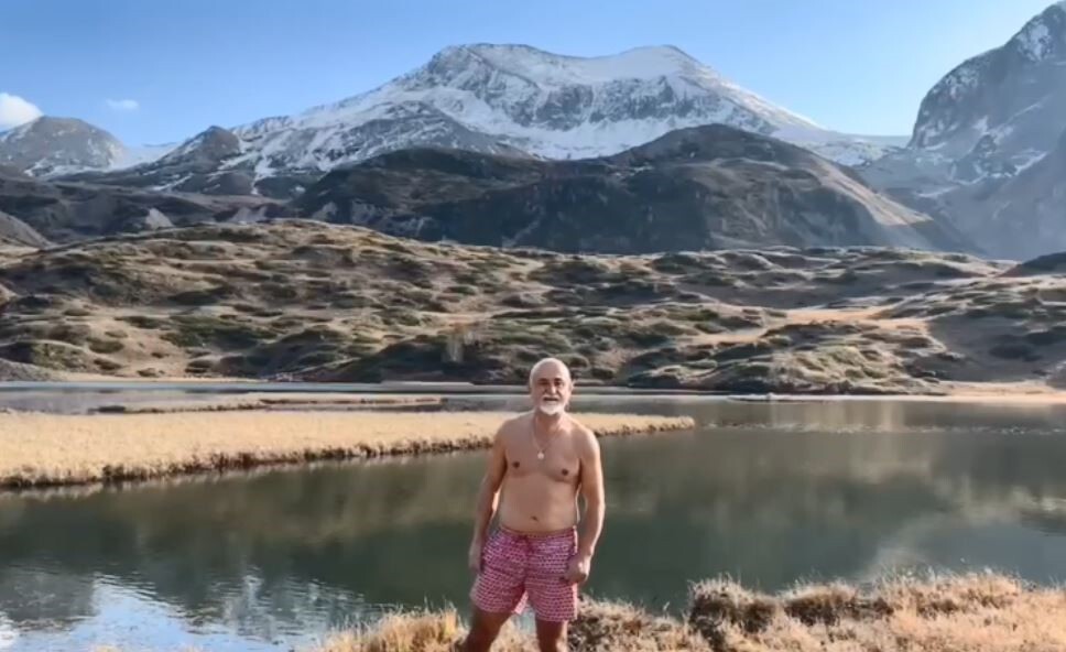 ARTVİN’İN ŞAVŞAT İLÇESİNDE BİR DAĞCI, EKSİ 2 DERECEDE YÜZEN ADALAR GÖLÜ’NDE YÜZEREK SOĞUK HAVAYA...