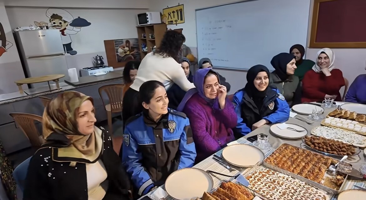 AŞÇILIK KURSUNDA KADES, DOLANDIRICILIK VE GÜVENLİK EĞİTİMİ VERİLDİ