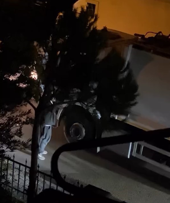 ATAŞEHİR’DE TRAFİKTE TARTIŞTIĞI ÇÖP KAMYONU ŞOFÖRÜNE LEVYEYLE SALDIRAN BİR KİŞİ CEP TELEFONU...