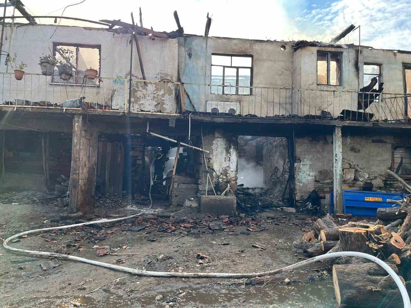 AYDIN'IN BOZDOĞAN İLÇESİNDE ÇIKAN YANGINDA BİR EV TAMAMEN KÜLE DÖNERKEN, ALEVLERİN SIÇRADIĞI DİĞER...