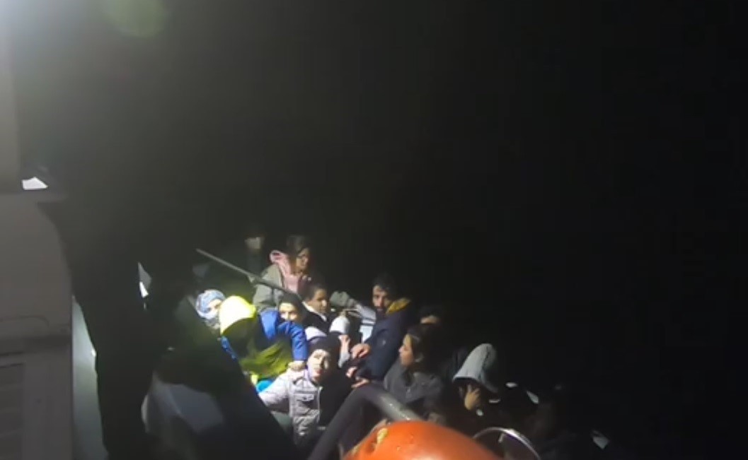 AYDIN'IN DİDİM İLÇESİ AÇIKLARINDA 10'U ÇOCUK 30 DÜZENSİZ GÖÇMEN KURTARILIRKEN, 2 GÖÇMEN KAÇAKÇISI...