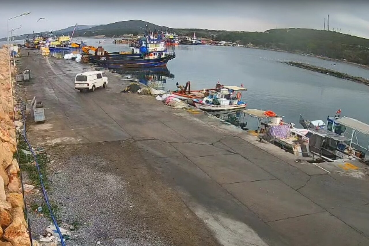 AYDIN'IN DİDİM İLÇESİNDE DİREKSİYON HAKİMİYETİ KAYBOLAN ARAÇ DENİZE UÇARKEN, SÜRÜCÜ ŞANS ESERİ...