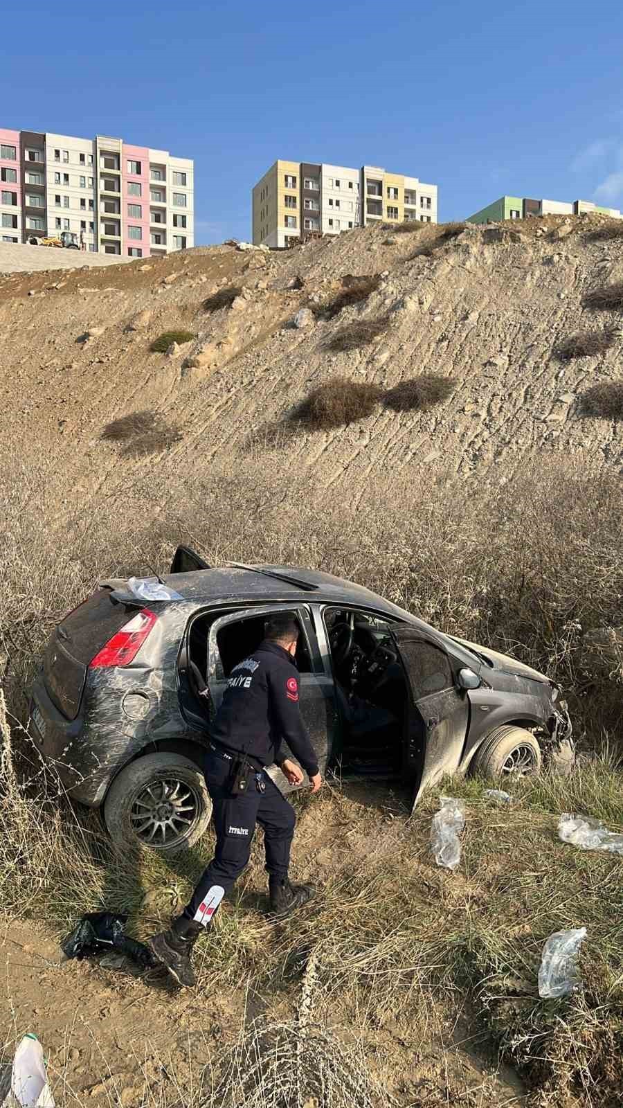 AYDIN'IN EFELER İLÇESİ MUĞLA BULVARI ÜZERİNDE KONTROLDEN ÇIKAN BİR OTOMOBİL, YOL KENARINDAKİ...