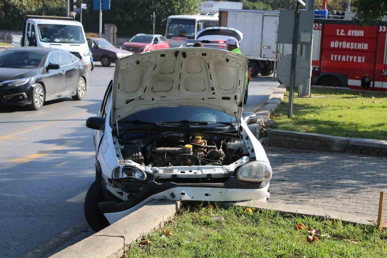 AYDIN'IN EFELER İLÇESİNDE 17 YAŞINDAKİ EHLİYETSİZ SÜRÜCÜ, DİREKSİYON HAKİMİYETİNİ KAYBETMESİ...