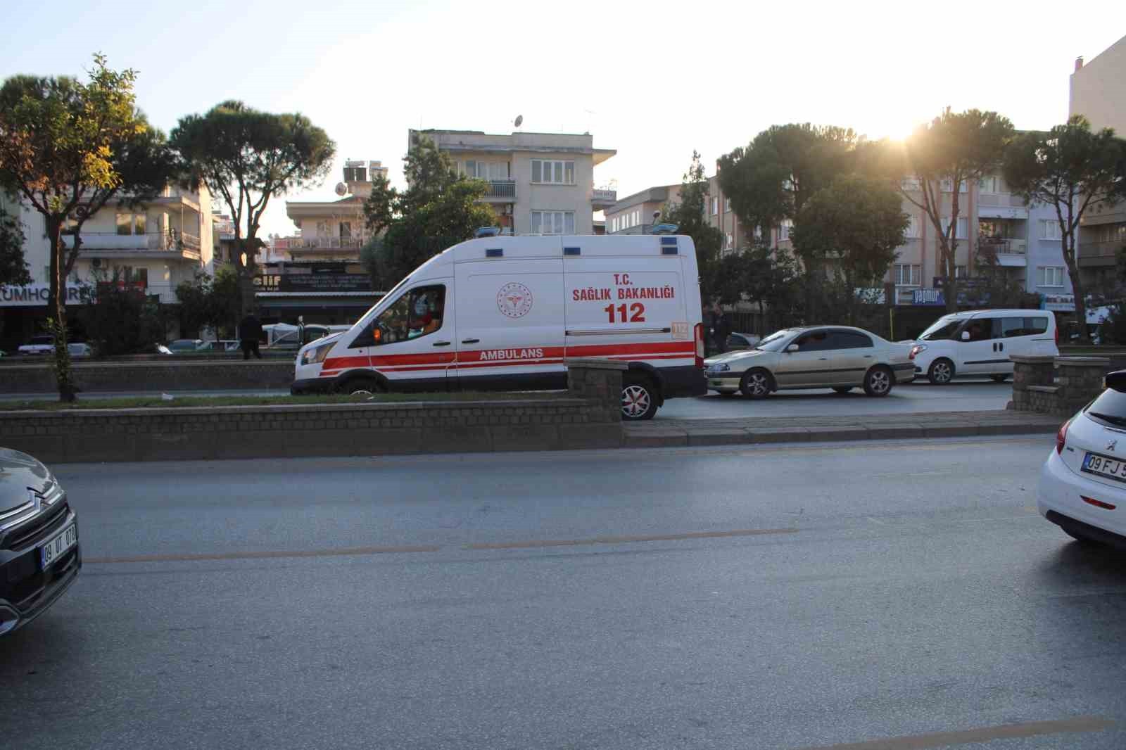 AYDIN'IN EFELER İLÇESİNDE ELİNDEKİ ALIŞVERİŞ POŞETLERİYLE YOLUN KARŞISINA GEÇMEYE ÇALIŞAN 80...