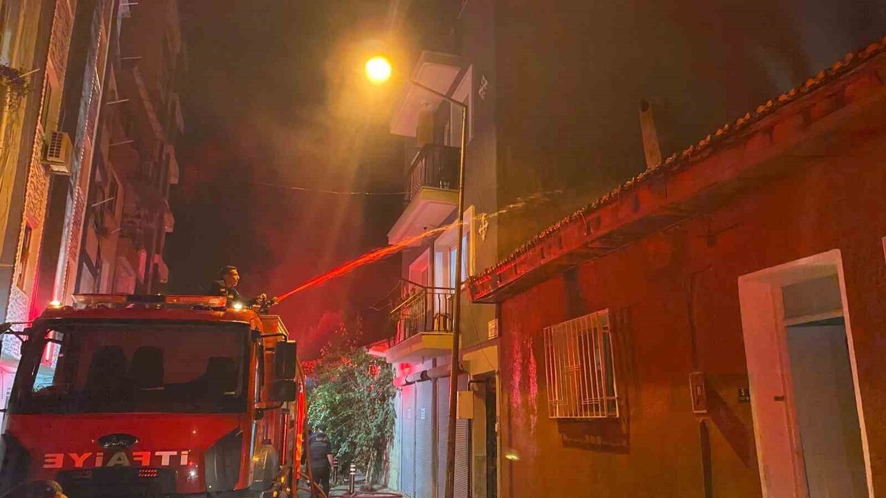 AYDIN'IN EFELER İLÇESİNDE MEYDANA GELEN YANGINDA BÜYÜK ÇAPTA MADDİ HASAR MEYDANA GELİRKEN, EV...