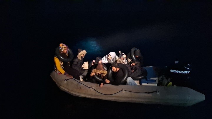 AYDIN'IN KUŞADASI İLÇESİ AÇIKLARINDA SÜRÜKLENEN LASTİK BOT İÇERİSİNDEKİ 2'Sİ ÇOCUK 8 DÜZENSİZ...