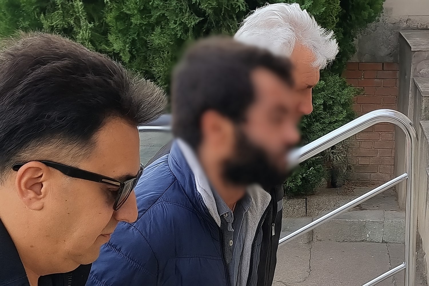 AYDIN'IN NAZİLLİ İLÇESİNDE BİR MARKETİN ÖNÜNDE ÇIKAN TARTIŞMA KANLI BİTERKEN, İŞLETMECİYİ...