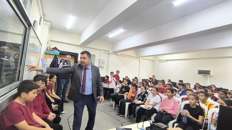 AYDIN'IN SÖKE İLÇESİNDE ÖĞRENCİLER İLE BİR ARAYA GELEN İL TARIM EKİPLERİ, DENİZ ÇÖPLERİNDEN...