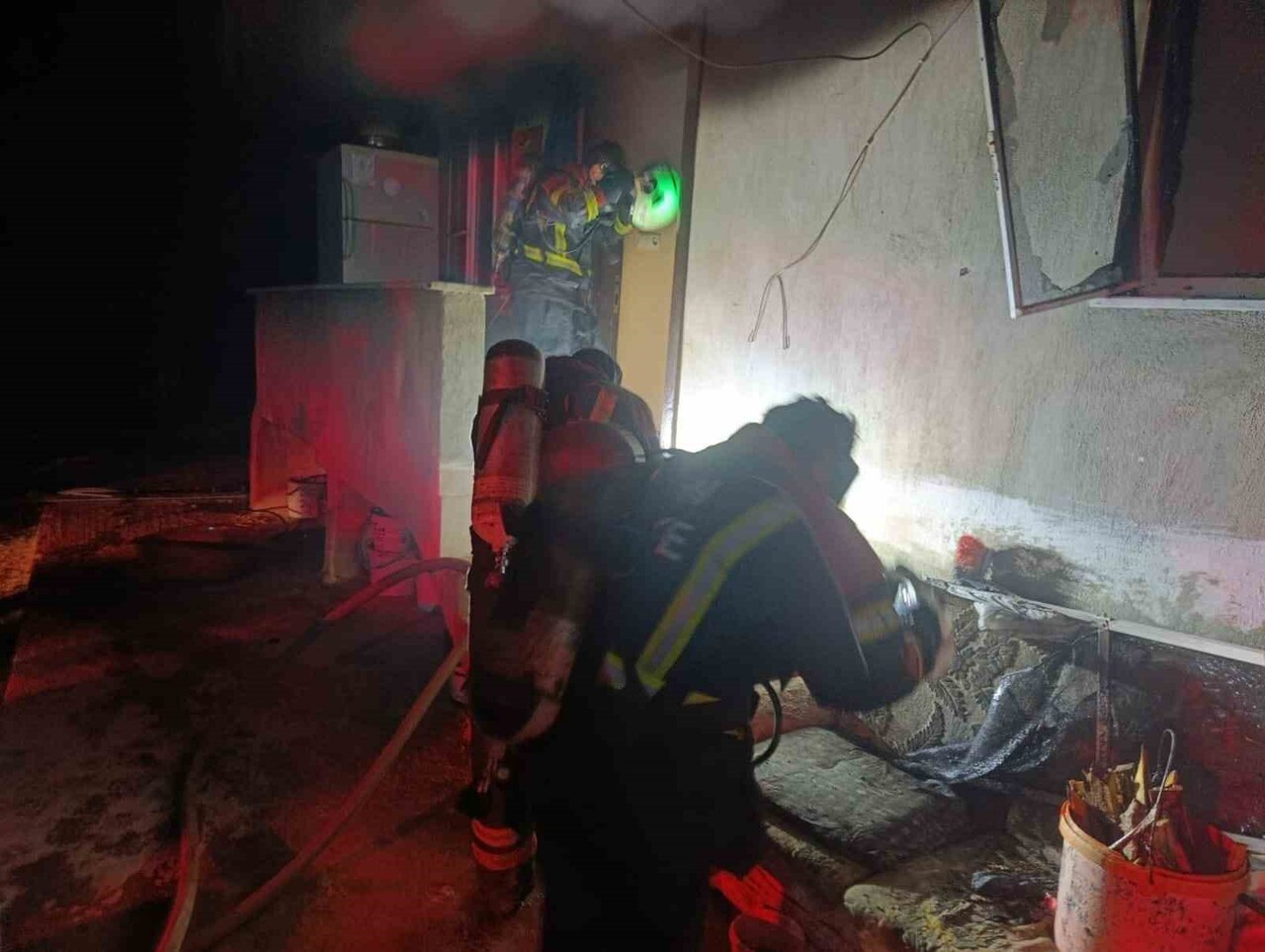 AYDIN'IN SULTANHİSAR İLÇESİNDE BİR EVDE SOBADAN KAYNAKLI YANGIN ÇIKARKEN, ALEVLERİ SÖNDÜRMEK...