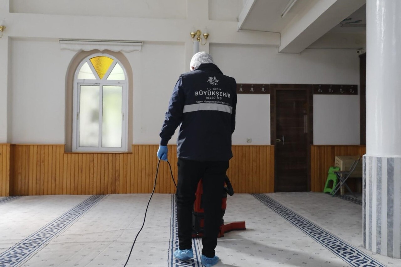 AYDIN BÜYÜKŞEHİR BELEDİYESİ, CAMİLERDE TEMİZLİK ÇALIŞMALARINI SÜRDÜRÜYOR