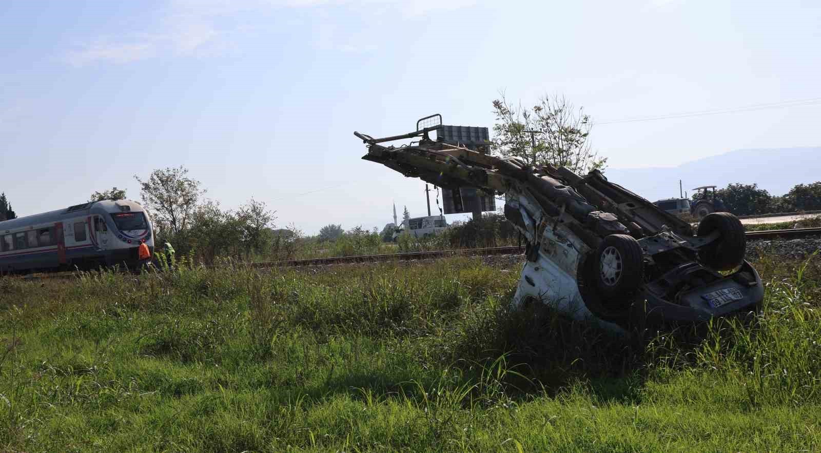 AYDIN EFELER İLÇESİ SERÇEKÖY YAKINLARINDA MEYDANA GELEN KAZADA YOLCU TRENİNİN ÇARPTIĞI KAMYONET...