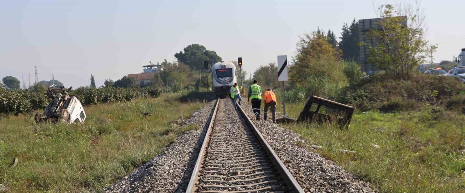 AYDIN EFELER İLÇESİ SERÇEKÖY YAKINLARINDA MEYDANA GELEN KAZADA YOLCU TRENİNİN ÇARPTIĞI KAMYONET...