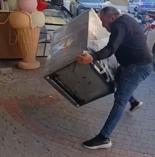 AYDIN’IN KOÇARLI İLÇESİNDE SATIN ALDIĞI MAĞAZADAN KENDİSİNE TEŞHİR ÜRÜNÜ GÖNDERİLDİĞİNİ İDDİA EDEN...