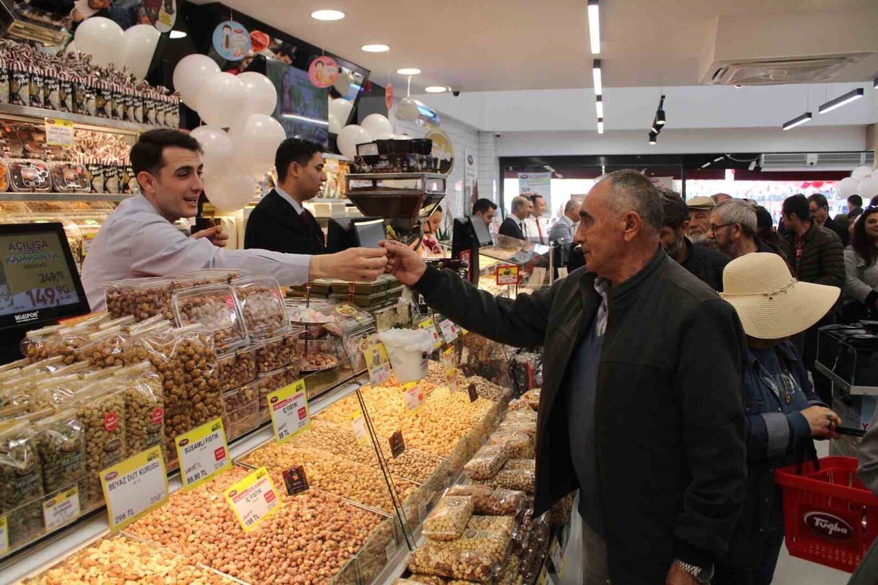 AYDIN’IN MARKA FİRMALARINDAN OLAN TUĞBA KURUYEMİŞ’İN 127. MAĞAZA AÇILIŞINA VATANDAŞLAR YOĞUN İLGİ...