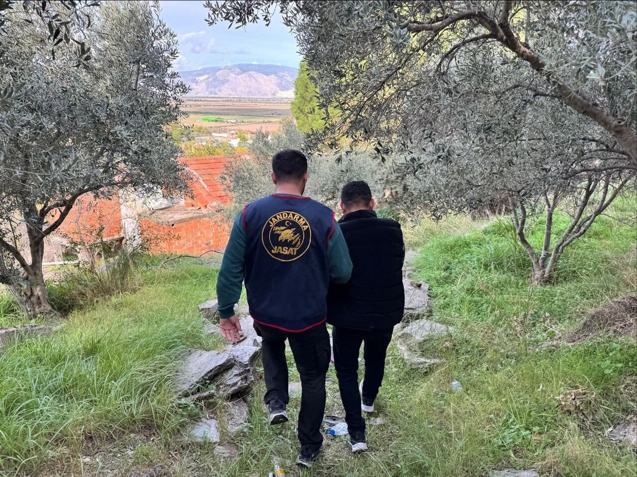 AYDIN’IN SÖKE İLÇESİNDE FİRARİ ŞÜPHELİSİ BİR ŞAHIS, ORMANLIK ARAZİDEKİ METRUK BİR BİNADA...