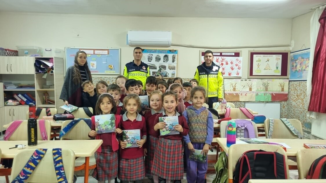 AYDIN’IN SULTANHİSAR İLÇESİ SAVATLI MAHALLESİ'NDEKİ SALAVATLI İLKOKULU'NDA JANDARMA TRAFİK...