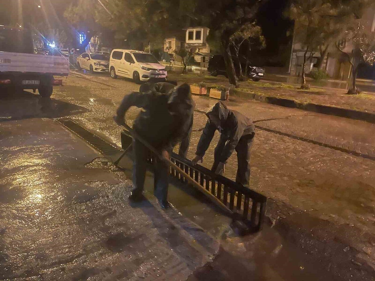 AYVALIK’TA METREKAREYE 105.3 KİLOGRAM DÜŞEN YAĞIŞ HAYATI FELÇ ETTİ