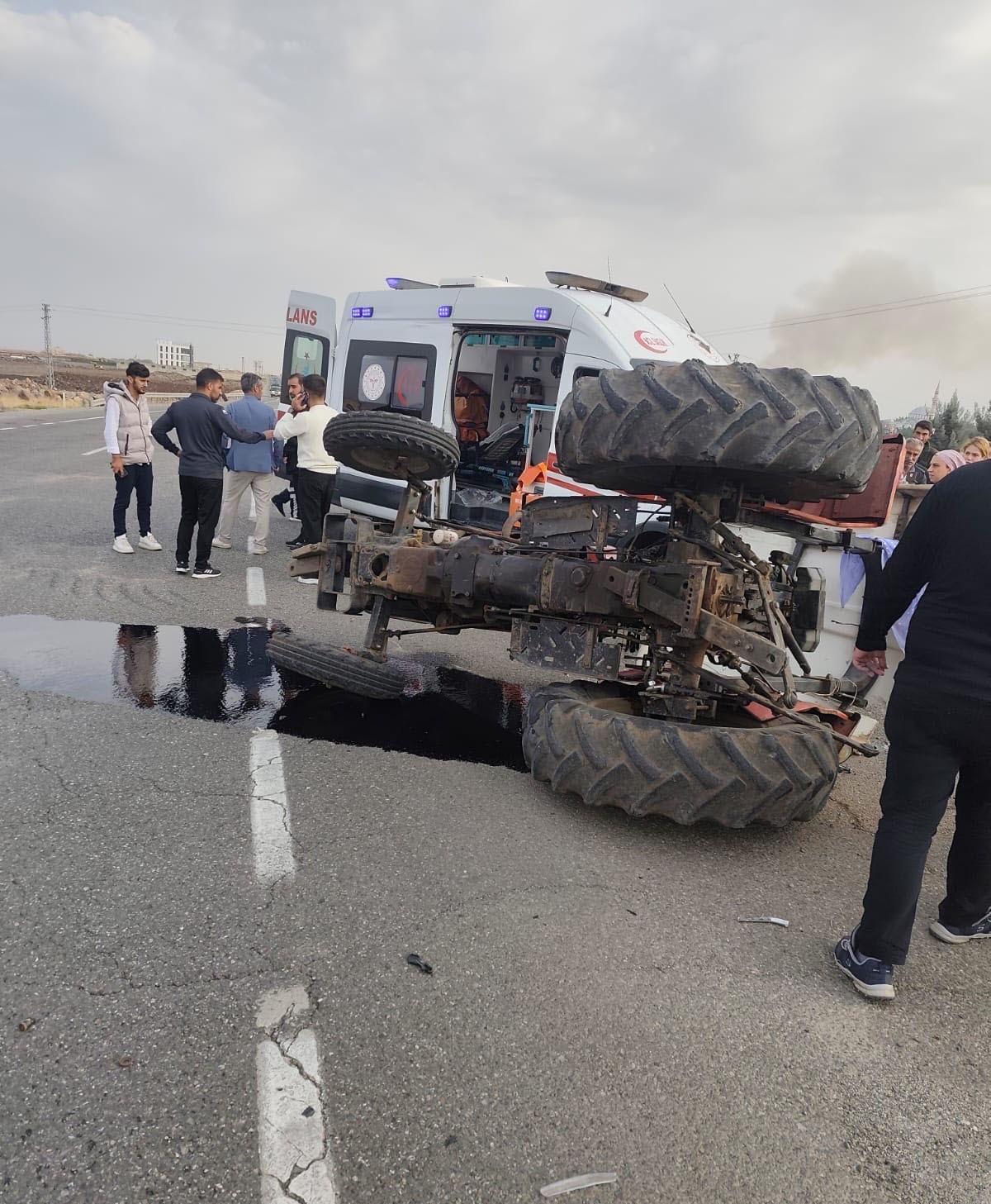 BAĞLAR İLÇESİNDE OTOMOBİL İLE TRAKTÖRÜN ÇARPIŞMASI SONUCU 1 KİŞİ YARALANDI.