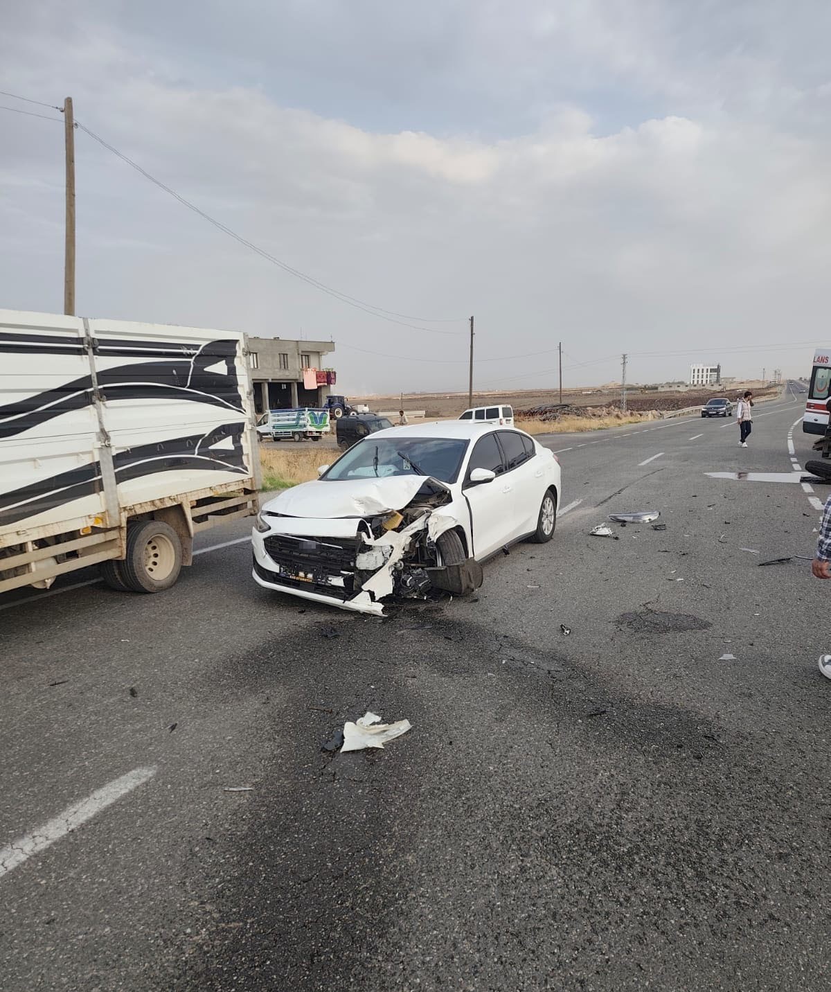 BAĞLAR İLÇESİNDE OTOMOBİL İLE TRAKTÖRÜN ÇARPIŞMASI SONUCU 1 KİŞİ YARALANDI.