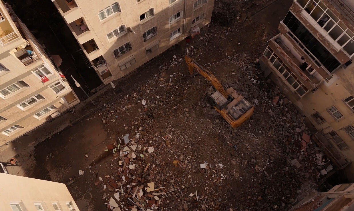 BAHÇELİEVLER'DE KENTSEL DÖNÜŞÜM KAPSAMINDA BİR BİNANIN YIKIMININ GERÇEKLEŞMESİNİN ARDINDAN...