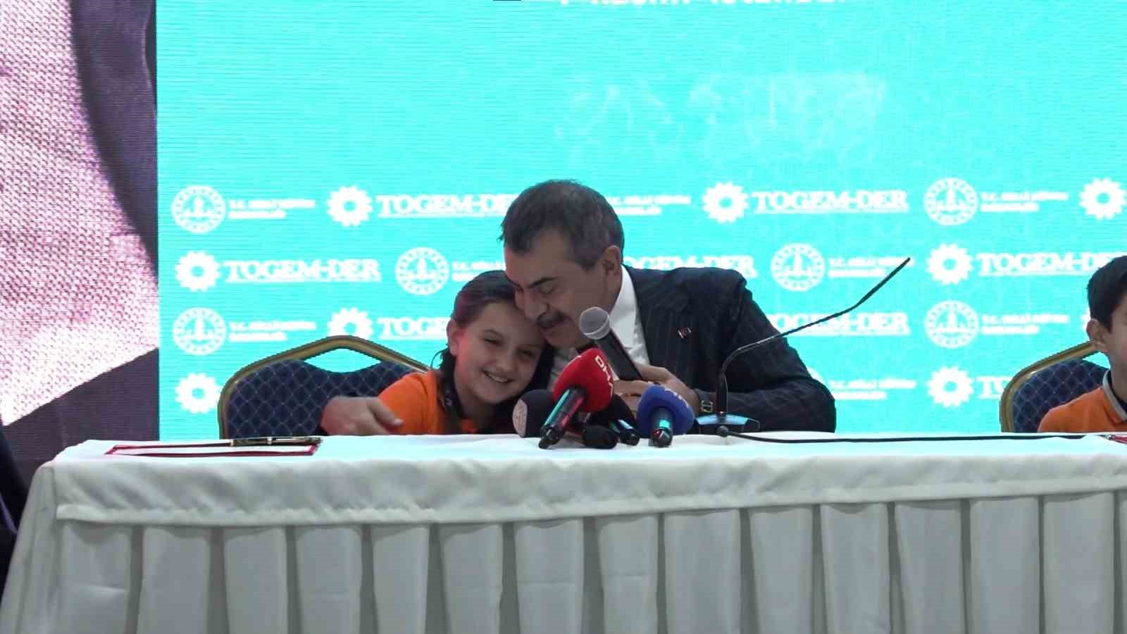 BAKAN İLE MİNİK ÖĞRENCİNİN GÜLÜMSETEN ANLARI