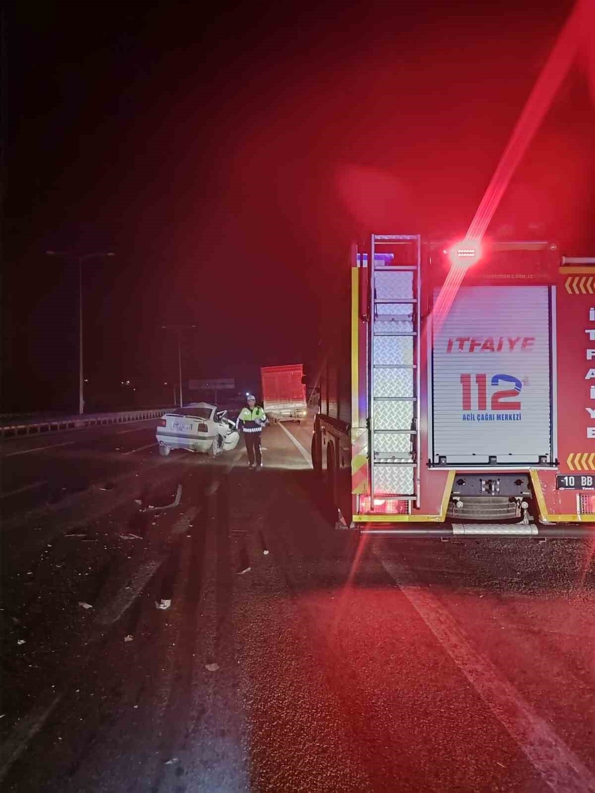 BALIKESİR'DE OTOMOBİL TIRA ARKADAN ÇARPTI; 1 ÖLÜ