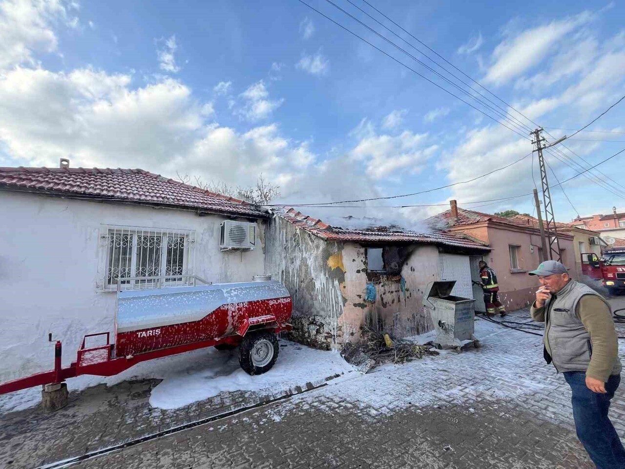 BALIKESİR'İN AYVALIK İLÇESİ ALTINOVA MAHALLESİ'NDE BULUNAN BİR DEPODA ÇIKAN YANGINA, İTFAİYE...