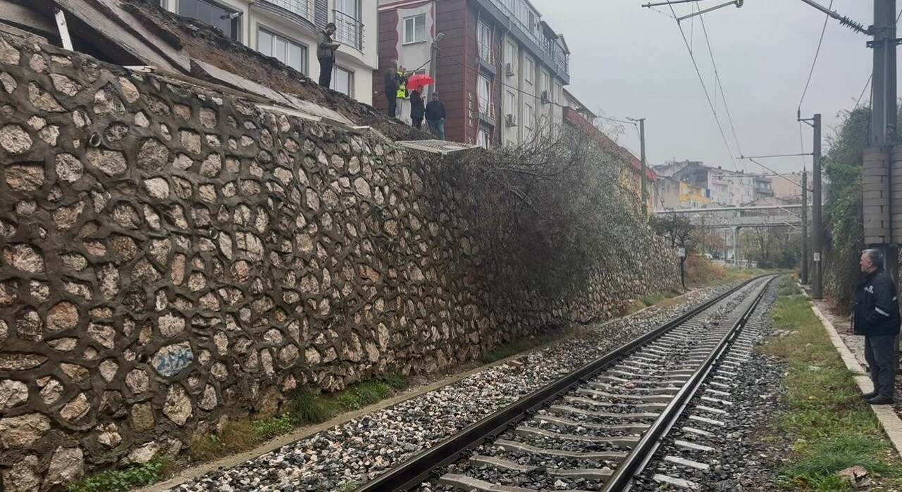 BALIKESİR'İN BANDIRMA İLÇESİ SUNULLAH MAHALLESİ 15. SOKAK'TA BULUNAN TREN YOLU GÜZERGÂHINDAKİ...