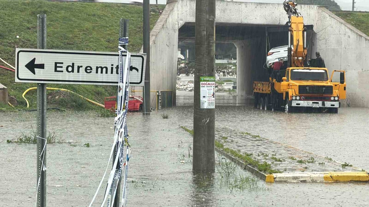 BALIKESİR'İN EDREMİT İLÇESİNDE İKİ GÜNDÜR ARALIKSIZ DEVAM EDEN SAĞANAK YAĞIŞ, İLÇE GENELİNDE...