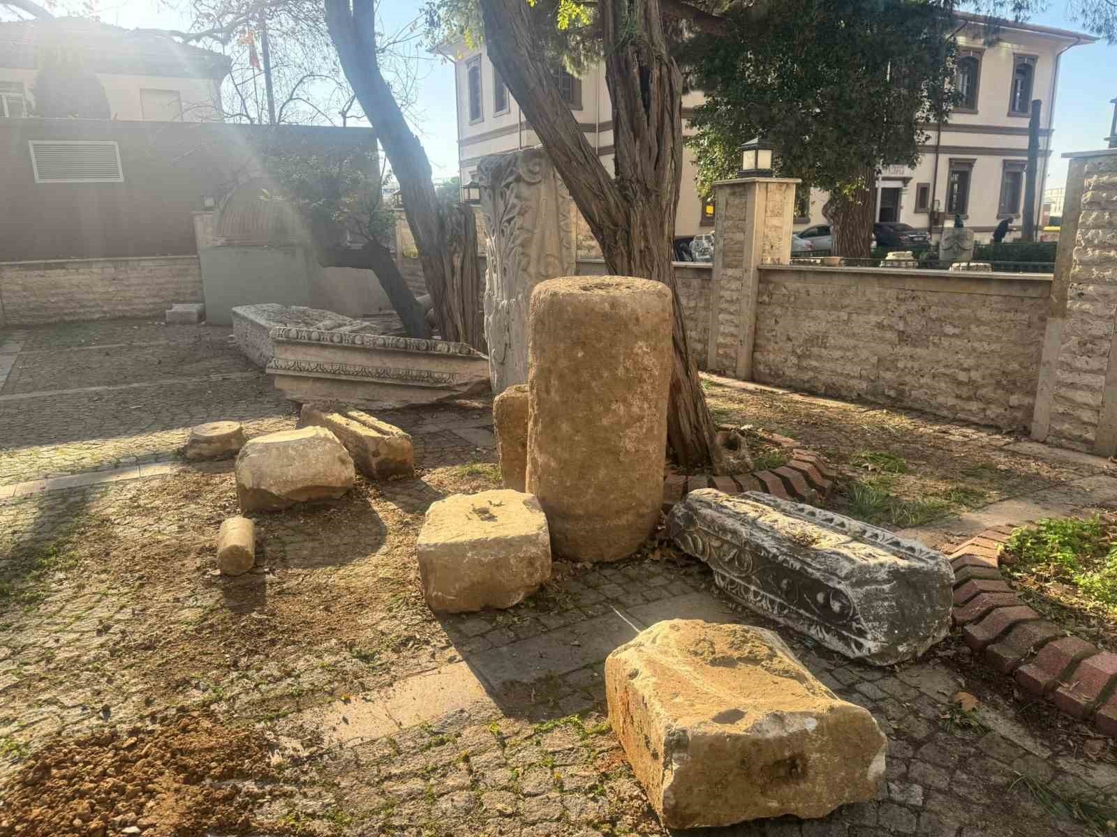 BALIKESİR'İN ERDEK İLÇESİNDE DEĞİŞMESİ GEREKEN BORULAR İÇİN ALTYAPI ÇALIŞMASI YAPILMASI İÇİN KAZMA...